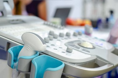 Klinikteki ultrason makinesinin yakın plan görüntüsü..