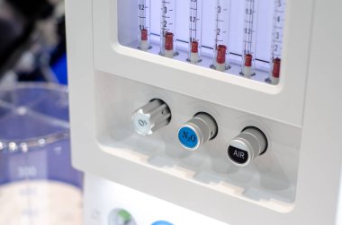 Hastanedeki anestezi makinesine yakın çekim. ALV aygıtları