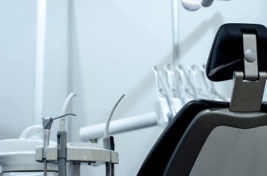 Dişçinin ofisi, dişçi tıbbi aletleri. Dişçi araçları.