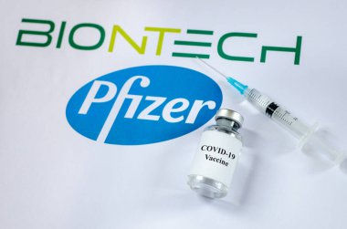 Kyiv, Ukrayna - 30 Kasım 2020: Pfizer BioNTech Covid-19 aşı konsepti.