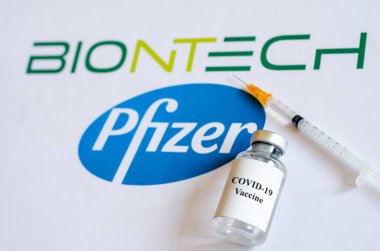 Kyiv, Ukrayna - 30 Kasım 2020: Pfizer BioNTech Covid-19 aşı konsepti.