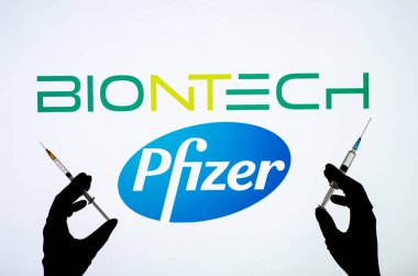 Kyiv, Ukrayna - 01 Aralık 2020: Pfizer BioNTech Covid-19 aşı konsepti.