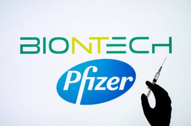 Kyiv, Ukrayna - 01 Aralık 2020: Pfizer BioNTech Covid-19 aşı konsepti.