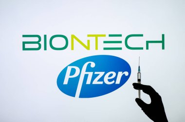 Kyiv, Ukrayna - 01 Aralık 2020: Pfizer BioNTech Covid-19 aşı konsepti.