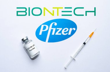 Kyiv, Ukrayna - 01 Aralık 2020: Pfizer BioNTech Covid-19 aşı konsepti.