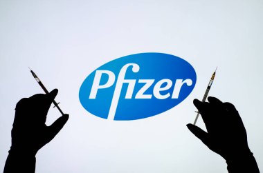 Kyiv, Ukrayna - 01 Aralık 2020: Pfizer Covid-19 aşı konsepti.