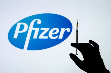 Kyiv, Ukrayna - 01 Aralık 2020: Pfizer Covid-19 aşı konsepti.