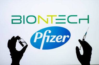 Kyiv, Ukrayna - 01 Aralık 2020: Pfizer BioNTech Covid-19 aşı konsepti.