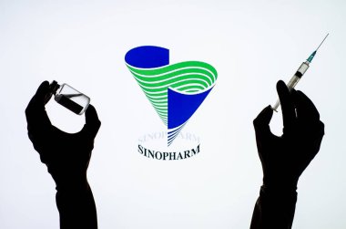 Kyiv, Ukrayna - 03 Aralık 2020: Sinopharm Covid-19 aşı konseptinin arka ışıklandırılmış tek çekimi.