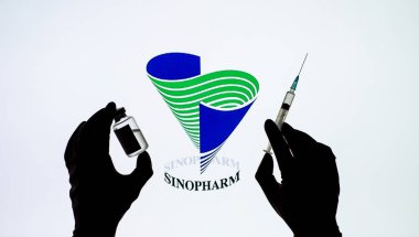 Kyiv, Ukrayna - 03 Aralık 2020: Sinopharm Covid-19 aşı konseptinin arka ışıklandırılmış tek çekimi.