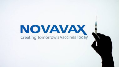 Kyiv, Ukrayna - 03 Aralık 2020: Novavax Covid-19 aşı konseptinin arka ışıklandırılmış tek çekimi.