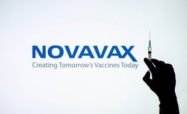 Kyiv, Ukrayna - 03 Aralık 2020: Novavax Covid-19 aşı konseptinin arka ışıklandırılmış tek çekimi.