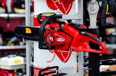 Kyiv, Ukrayna - 16 Şubat 2021: Maruyama elektrikli testeresi satılık