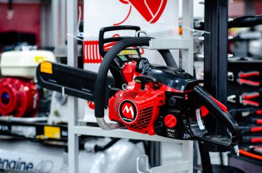 Kyiv, Ukrayna - 16 Şubat 2021: Maruyama elektrikli testeresi satılık