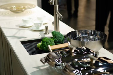 Modern mutfak iç tasarımına yakın plan..