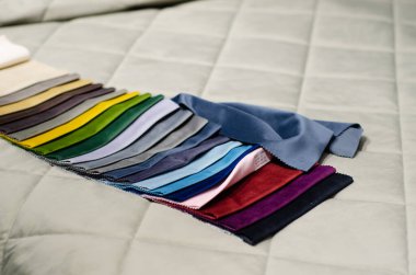 Mağazadaki renkli döşeme kumaş örnekleri. Kumaş Türleri.