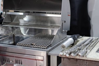 Mağazada satılık profesyonel barbekü ızgarası..