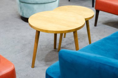 Mağazada satılık kahve masaları.