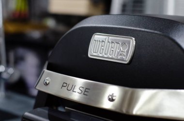 Kyiv, Ukrayna - 03 Mart 2021: Weber Barbeküsü Mağazada Satılık.