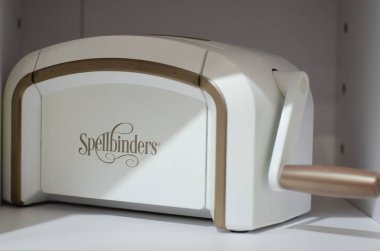 Kyiv, Ukrayna - 3 Mart 2021: Spellbinders Platin 6 Die Cutting and Kabartma Makinesi
