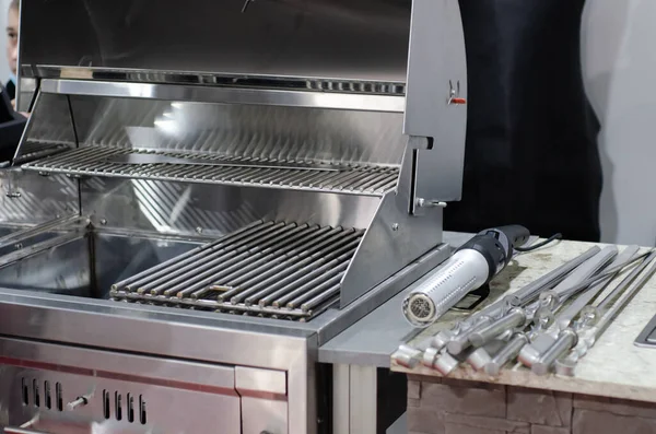 Mağazada satılık profesyonel barbekü ızgarası..