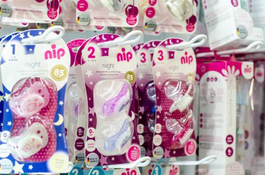 Kyiv, Ukrayna - 10 Mart 2021: NIP Şişe ve Aptallar.