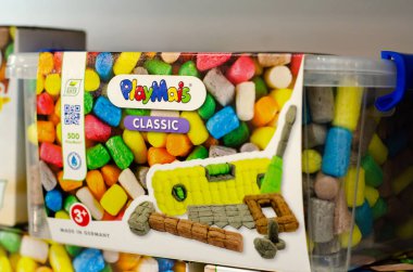 Kyiv, Ukrayna - 10 Mart 2021: Mağazada satılık PlayMais oyuncakları