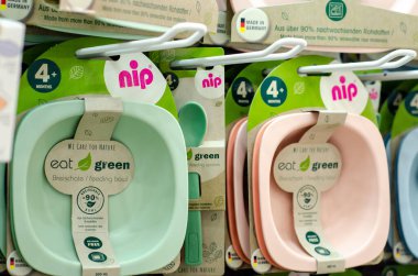 Kyiv, Ukrayna - 10 Mart 2021: NIP Organik Crockery Set.