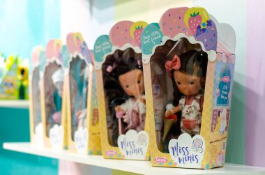 Kyiv, Ukrayna - 10 Mart 2021: Mağazada satılık Llorens Dolls