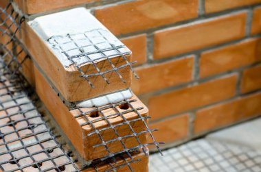 Duvarların tuğladan yapılma yapısının modern tasarımı. Dış duvar yalıtım sistemleri