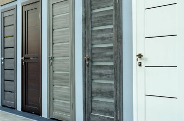 Tuvalet kapılarının penceresi.