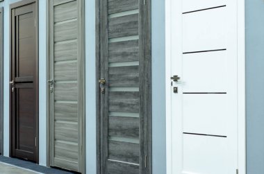 Tuvalet kapılarının penceresi.