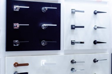 Mağazanın kapı kolları satılık.