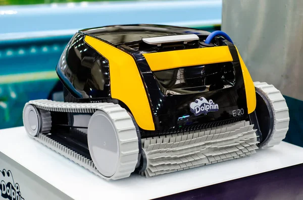Kyiv, Ukrayna - 17 Mart 2021: Yunus E20 havuz temizleme robotu