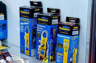 Kyiv, Ukrayna - 18 Mayıs 2021: Fieldpiece SC dijital klemp ölçer