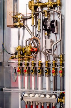 Sıcak su zemininin kurulumuna yakın çekim