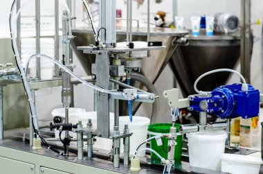 Otomatik hat doldurma, dikme ve ürünleri plastik kovalara doldurma