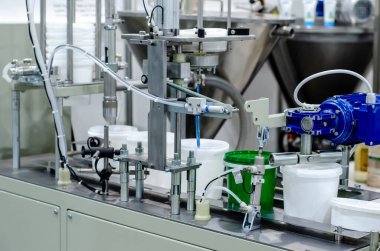 Otomatik hat doldurma, dikme ve ürünleri plastik kovalara doldurma