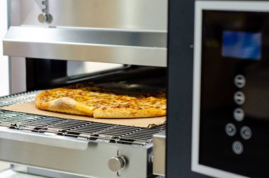 Endüstriyel elektrikli pizza fırınına yakın çekim