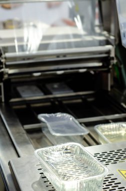 Isı yalıtımlı ambalaj filmi rulosundan paket üretmek için otomatik paketleme makinesi