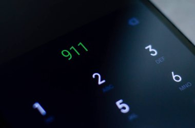 Acil yardım numarası bir cep telefonunda görülüyor..