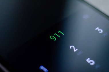 Acil yardım numarası bir cep telefonunda görülüyor..