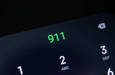 Acil yardım numarası bir cep telefonunda görülüyor..