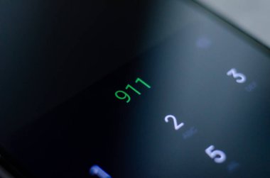 Acil yardım numarası bir cep telefonunda görülüyor..