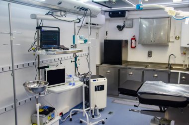 Mobil Hastanesi 'nin içinde. Saha hastanesinin ameliyathanesi..