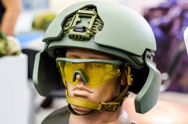 Askeri bir mağazada askeri üniformalı mankenler