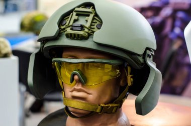 Askeri bir mağazada askeri üniformalı mankenler