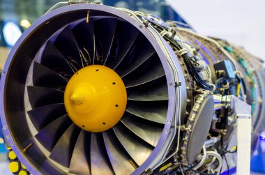 Jet motoruna yakın çekim. Motor bakımı