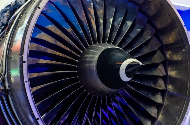 Jet motoruna yakın çekim. Motor bakımı