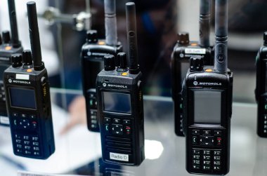 Kyiv, Ukrayna - 16 Haziran 2021: Dijital taşınabilir radyo istasyonları Motorola